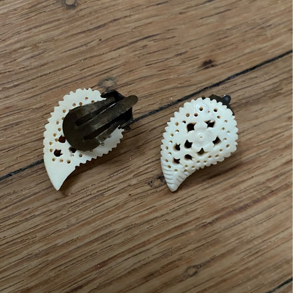 Vintage 1960s Bone Necklaces and Clip Earring Bundle - Picture 5 of 9